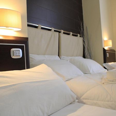โฮเต็ล เฟอร์ดินานโดทู Hotel เนเปิลส์ ภายนอก รูปภาพ