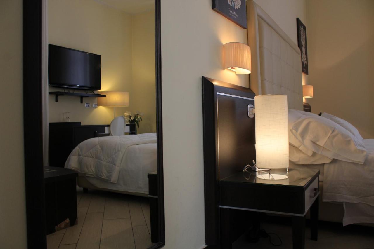โฮเต็ล เฟอร์ดินานโดทู Hotel เนเปิลส์ ภายนอก รูปภาพ
