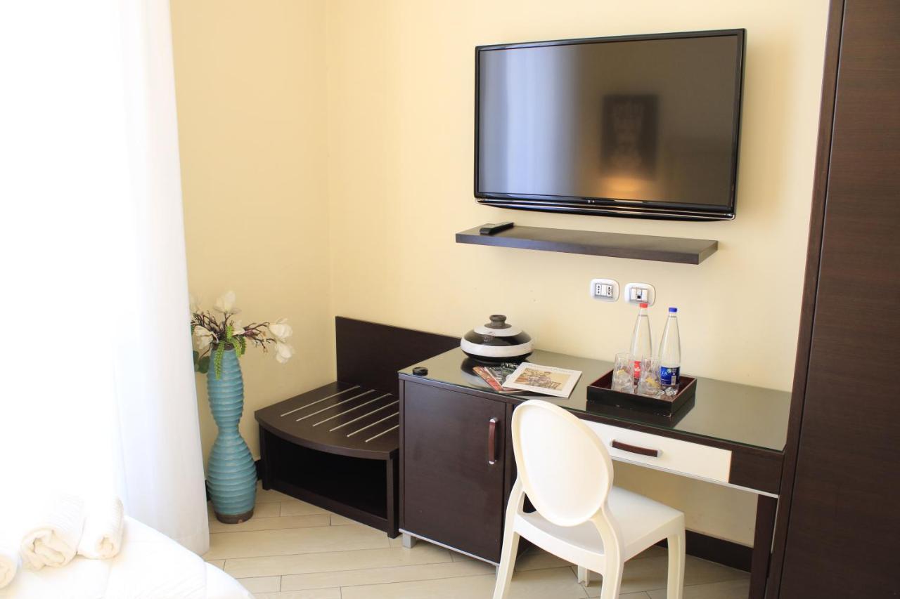 โฮเต็ล เฟอร์ดินานโดทู Hotel เนเปิลส์ ภายนอก รูปภาพ