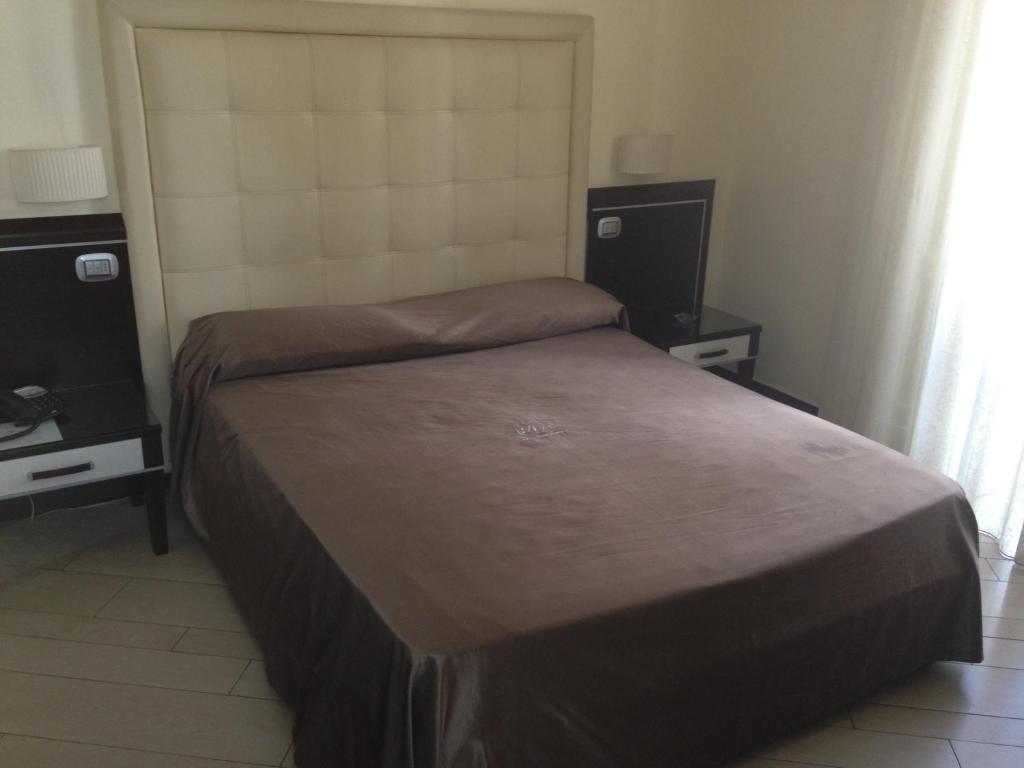 โฮเต็ล เฟอร์ดินานโดทู Hotel เนเปิลส์ ภายนอก รูปภาพ