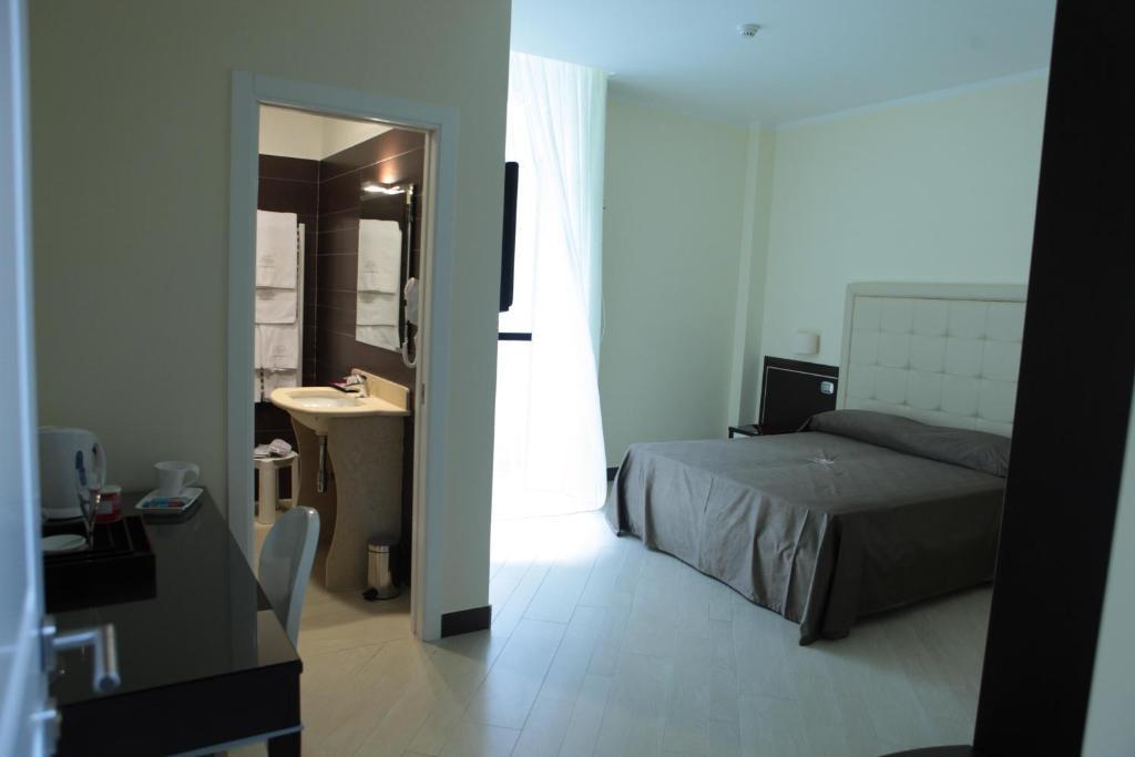 โฮเต็ล เฟอร์ดินานโดทู Hotel เนเปิลส์ ภายนอก รูปภาพ