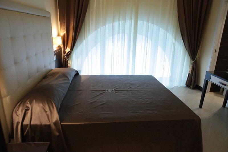 โฮเต็ล เฟอร์ดินานโดทู Hotel เนเปิลส์ ภายนอก รูปภาพ