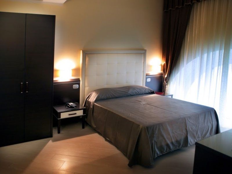 โฮเต็ล เฟอร์ดินานโดทู Hotel เนเปิลส์ ภายนอก รูปภาพ