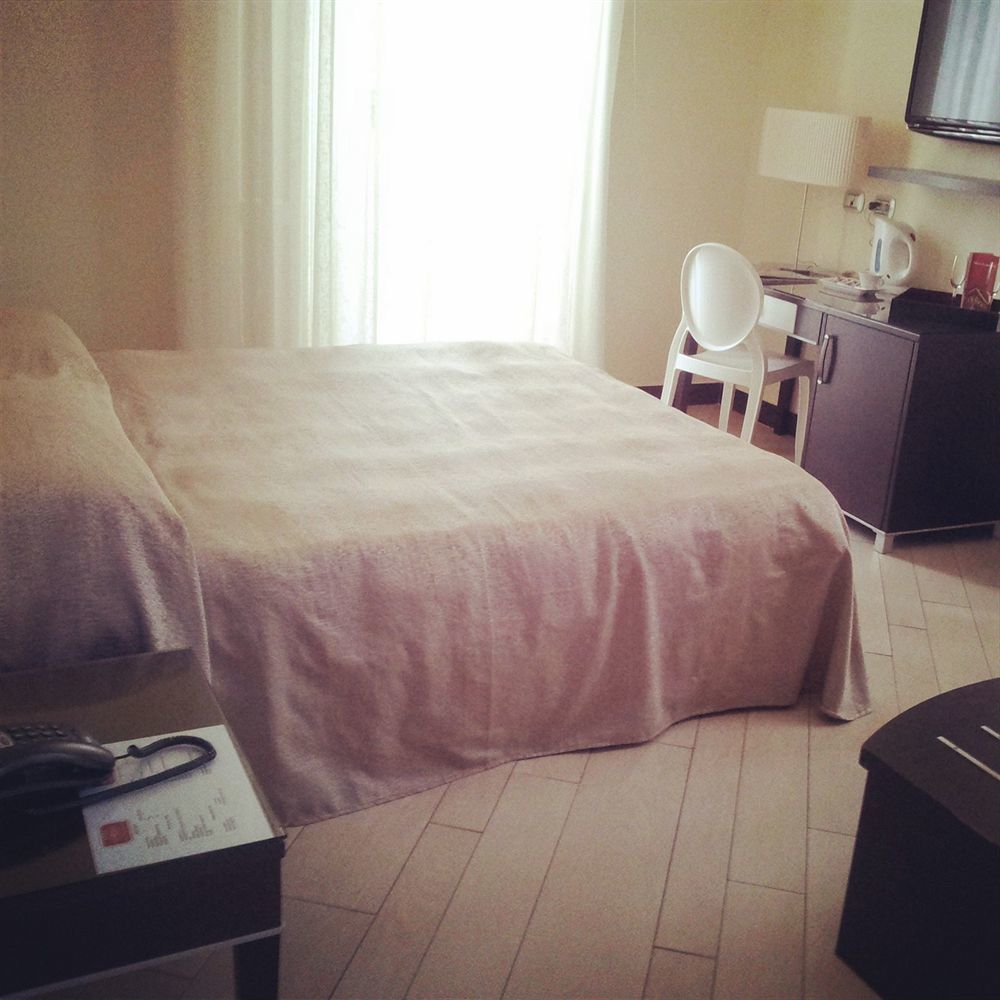 โฮเต็ล เฟอร์ดินานโดทู Hotel เนเปิลส์ ภายนอก รูปภาพ